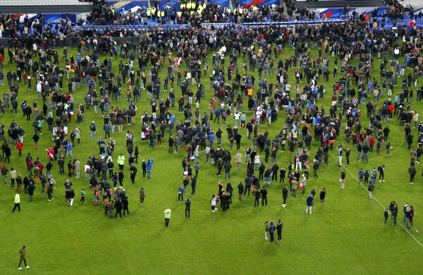 Đám đông hoảng sợ trong sân vận động Stade de France,  quanh đó xảy ra những vụ nổ - Sputnik Việt Nam