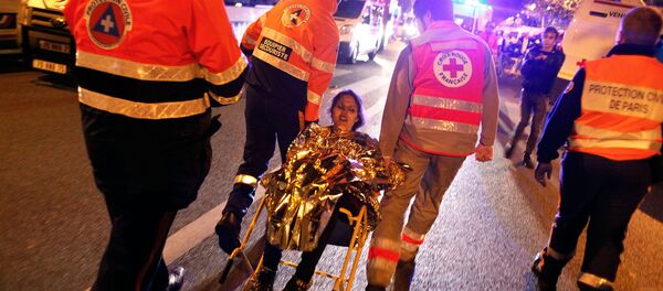 Các nhân viên cứu hộ giúp nạn nhân tại nhà hát Bataclan, nơi bọn khủng bố bắt giữ con tin - Sputnik Việt Nam