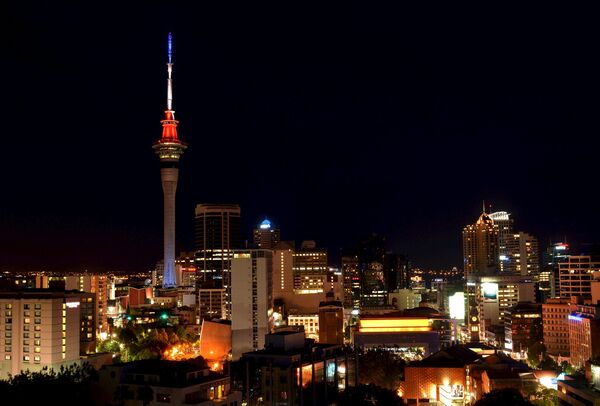 Sky Tower ở Auckland, New Zealand, trong màu cờ Pháp tưởng niệm các nạn nhân của cuộc tấn công khủng bố - Sputnik Việt Nam