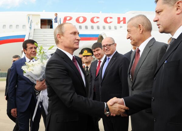 Tổng thống Nga Vladimir Putin trong cuộc gặp tại sân bay ở Antalya, Thổ Nhĩ Kỳ - Sputnik Việt Nam