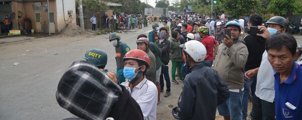 Người dân hiếu kỳ tập trung đông tại khu vực lực lượng chức năng làm nhiệm vụ sáng 14/2. Người dân hiếu kỳ tập trung đông tại khu vực lực lượng chức năng làm nhiệm vụ sáng 14/2. - Sputnik Việt Nam