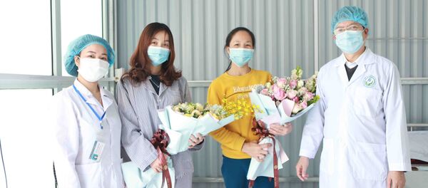 Hai bệnh nhân ở Phòng khám đa khoa Quang Hà (huyện Bình Xuyên, tỉnh Vĩnh Phúc) xuất viện.  - Sputnik Việt Nam