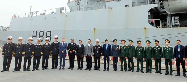 Các đại biểu chụp ảnh lưu niệm tại lễ đón. Các đại biểu chụp ảnh lưu niệm tại lễ đón. - Sputnik Việt Nam