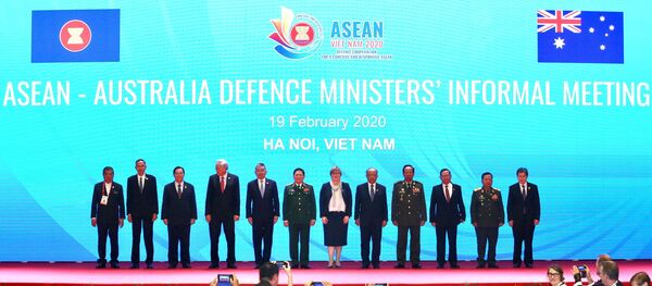 Trưởng đoàn các nước ASEAN, Tổng Thư ký ASEAN và Bộ trưởng Quốc phòng Australia Linda Reynold chụp ảnh chung.  - Sputnik Việt Nam