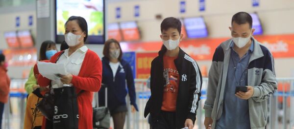 Hành khách sử dụng khẩu trang phòng chống dịch bệnh khi tham gia các phương tiện công cộng tại sân bay quốc tế Nội Bài (ảnh chụp sáng 14/2/2020) . - Sputnik Việt Nam