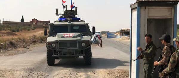 Xe bọc thép phục vụ tuần tra của cảnh sát quân sự Liên bang Nga tại khu vực Manbij ở đông bắc Syria Xe bọc thép phục vụ tuần tra của cảnh sát quân sự Liên bang Nga tại khu vực Manbij ở đông bắc Syria - Sputnik Việt Nam
