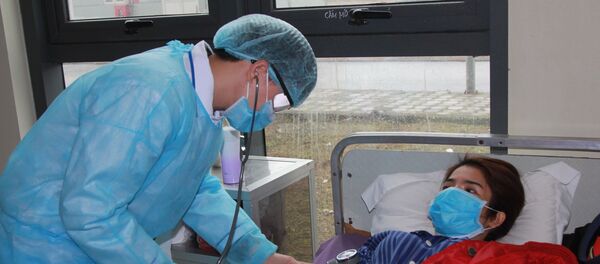 Trường hợp nghi ngờ nhiễm COVID-19 được kiểm tra, giám sát y tế chặt chẽ.  - Sputnik Việt Nam