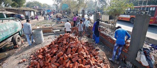 Bức tường ẩn giấu khu ổ chuột ở Ấn Độ trước khi át chủ bài đến Bức tường ẩn giấu khu ổ chuột ở Ấn Độ trước khi át chủ bài đến - Sputnik Việt Nam