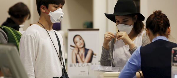 Người dân đeo mặt nạ bảo vệ tại sân bay quốc tế Incheon ở Hàn Quốc. - Sputnik Việt Nam