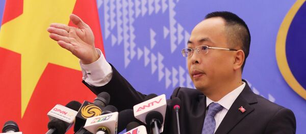Phó Phát ngôn Bộ Ngoại giao Đoàn Khắc Việt mời các phóng viên đặt câu hỏi. - Sputnik Việt Nam