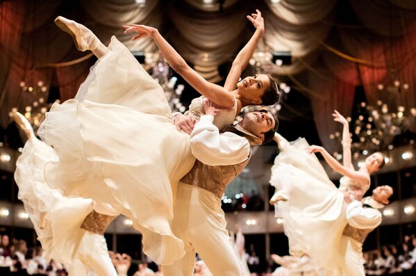 Nhóm vũ công nhà hát ba lê quốc gia Vienna tại Vienna Opera Ball truyền thống ở Vienna, Áo - Sputnik Việt Nam