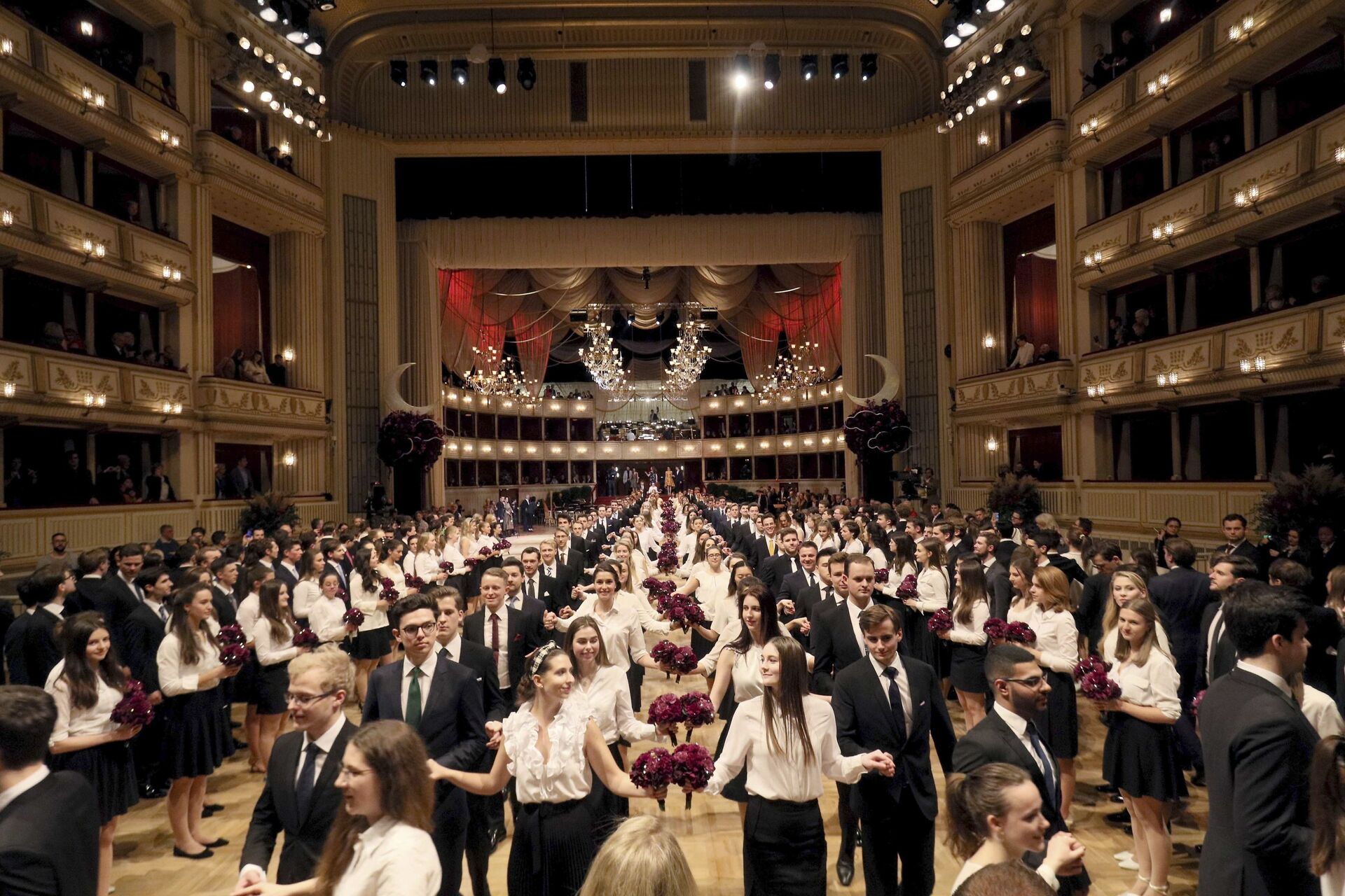 Nhóm vũ công nhà hát ba lê quốc gia Vienna tại Vienna Opera Ball truyền thống ở Vienna, Áo Nhóm vũ công nhà hát ba lê quốc gia Vienna tại Vienna Opera Ball truyền thống ở Vienna, Áo - Sputnik Việt Nam, 1920, 02.04.2025