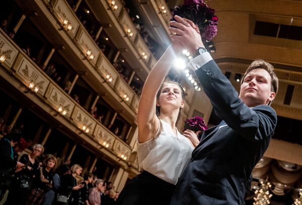 Nhóm vũ công nhà hát ba lê quốc gia Vienna tại Vienna Opera Ball truyền thống ở Vienna, Áo - Sputnik Việt Nam