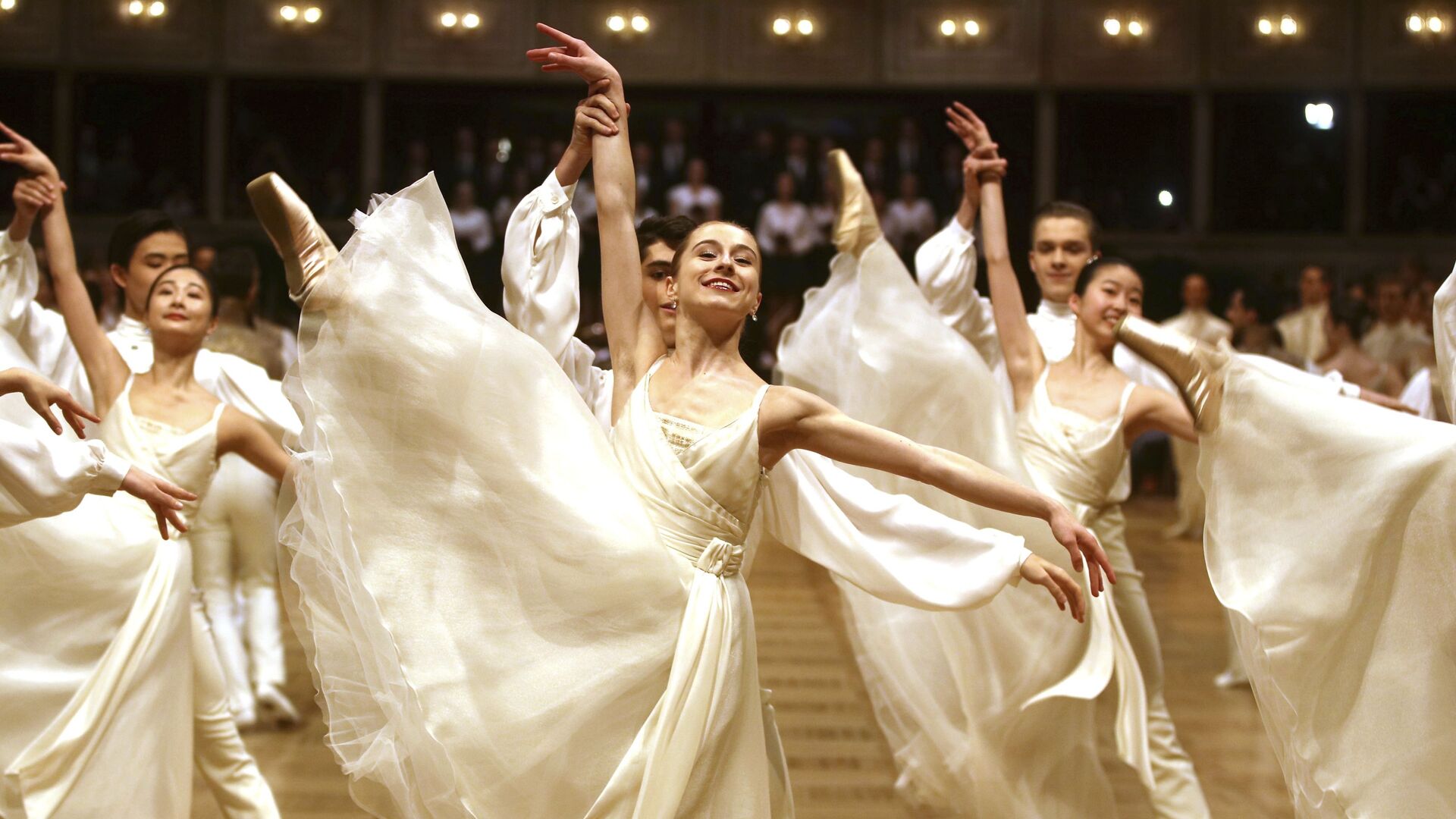 Nhóm vũ công nhà hát ba lê quốc gia Vienna tại Vienna Opera Ball truyền thống ở Vienna, Áo Nhóm vũ công nhà hát ba lê quốc gia Vienna tại Vienna Opera Ball truyền thống ở Vienna, Áo - Sputnik Việt Nam, 1920, 06.04.2025