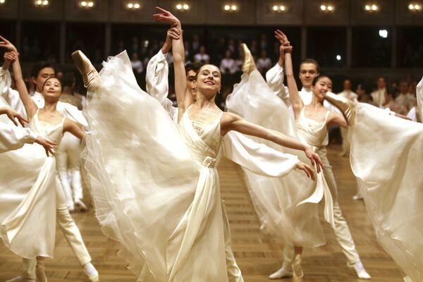 Nhóm vũ công nhà hát ba lê quốc gia Vienna tại Vienna Opera Ball truyền thống ở Vienna, Áo - Sputnik Việt Nam