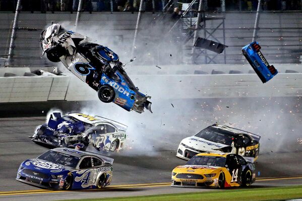 Tay đua Ryan Newman của NASCAR bị tai nạn ở Daytona 500 - Sputnik Việt Nam