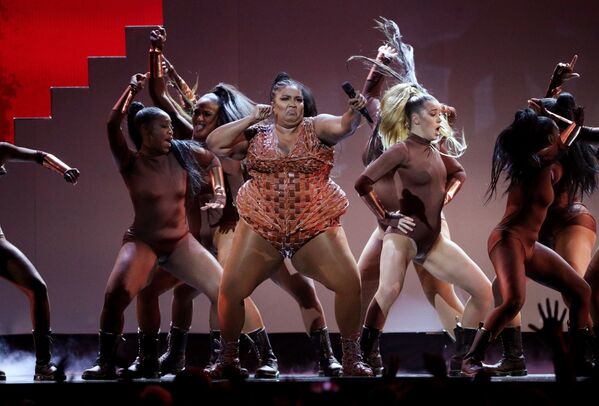 Nữ ca sĩ Lizzo tại lễ trao giải Brit Awards ở London - Sputnik Việt Nam