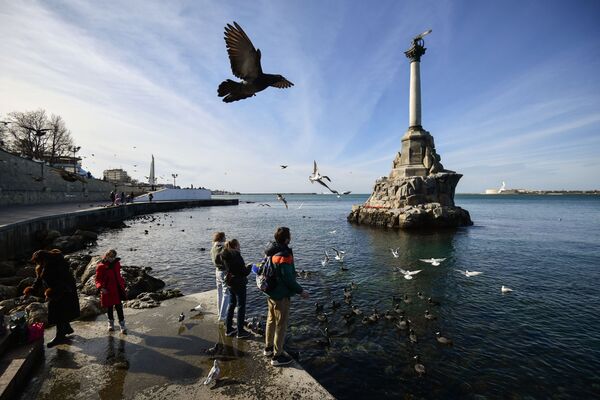 Trên bờ kè ở Sevastopol gần đài tưởng niệm những con tàu đắm - Sputnik Việt Nam