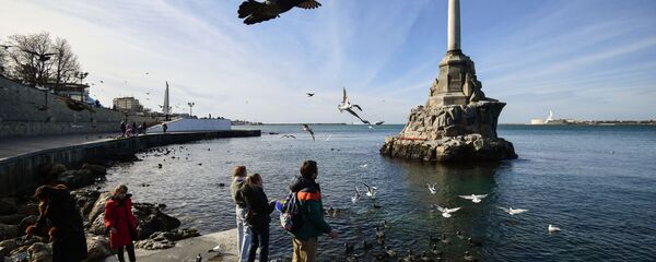 Trên bờ kè ở Sevastopol gần đài tưởng niệm những con tàu đắm - Sputnik Việt Nam