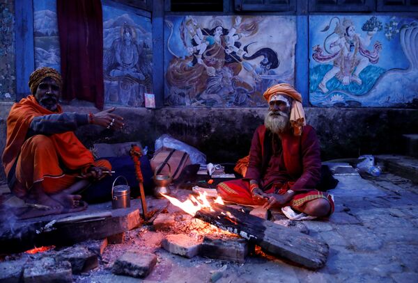 Tu sĩ Sadhu bên đống lửa trong ngôi đền Pashupatinath, một ngày trước lễ hội Mahashivaratri ở thủ đô Kathmandu, Nepal - Sputnik Việt Nam