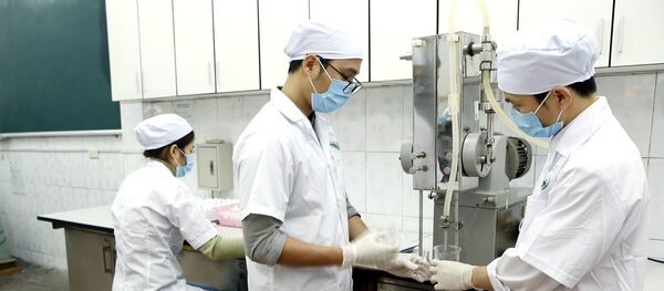 Các dược sĩ Trường Đại học Dược Hà Nội pha chế, đóng gói dung dịch nước rửa tay khô phục vụ phòng chống dịch viêm đường hô hấp cấp COVID-19. - Sputnik Việt Nam