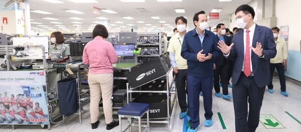 Bộ trưởng Bộ Lao động – Thương binh và Xã hội Đào Ngọc Dung kiểm tra, nắm tình hình lao động, việc làm và việc triển khai phòng chống dịch viên đường hô hấp cấp Covid-19 tại Công Ty TNHH Samsung Electronics Việt Nam - Sputnik Việt Nam