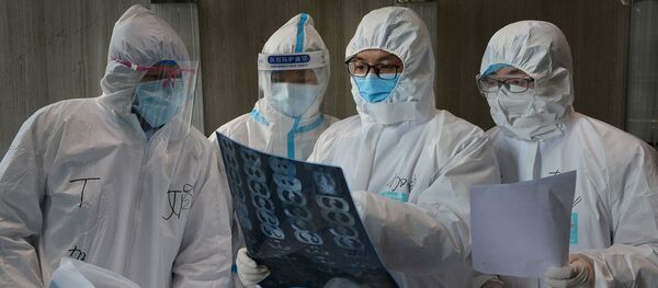 Các bác sĩ trong mặt nạ bảo vệ, Trung Quốc - Sputnik Việt Nam