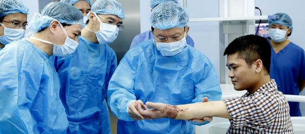 Trung tướng, GS,TS, Thầy thuốc nhân dân Mai Hồng Bàng, Giám đốc bệnh viện Trung ương Quân đội 108 kiểm tra chức năng vận động của bệnh nhân sau ca ghép Trung tướng, GS,TS, Thầy thuốc nhân dân Mai Hồng Bàng, Giám đốc bệnh viện Trung ương Quân đội 108 kiểm tra chức năng vận động của bệnh nhân sau ca ghép - Sputnik Việt Nam