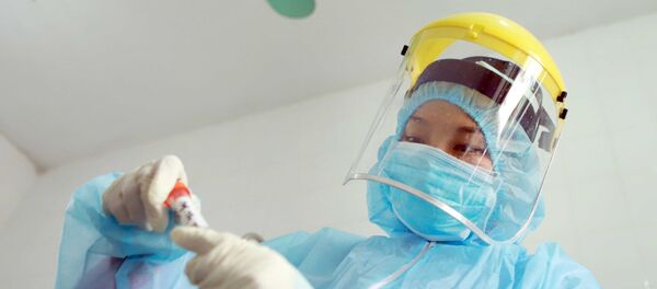 Kĩ thuật viên Nguyễn Thị Hằng, Trung tâm kiểm soát bệnh tật tỉnh Vĩnh Phúc kiểm tra mẫu xét nghiệm tại Phòng khám Đa khoa khu vực Quang Hà.  - Sputnik Việt Nam