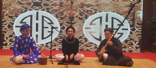 Ca nương Đặng Thị Lụa trình diễn hát nói Gánh gạo đưa chồng - Sputnik Việt Nam