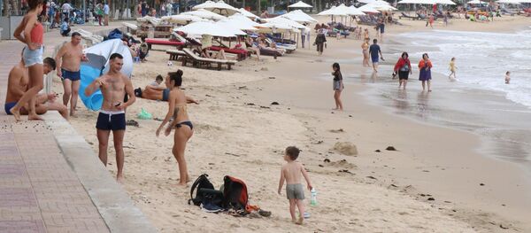 Tại bãi tắm biển Hòn Chồng, phần lớn là du khách Nga.  - Sputnik Việt Nam