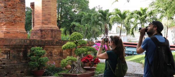 Hai du khách Nga say sưa chụp ảnh tại di tích Tháp Bà Ponagar. - Sputnik Việt Nam