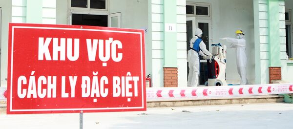 Kĩ thuật viên chuẩn bị chụp X quang cho bệnh nhân tại khu vực cách ly đặc biệt. - Sputnik Việt Nam