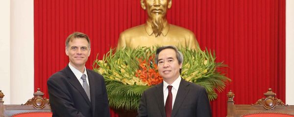 Trưởng Ban Kinh tế Trung ương Nguyễn Văn Bình tiếp Phó Trợ lý Bộ trưởng Tài chính Mỹ Robert Kaproth. - Sputnik Việt Nam