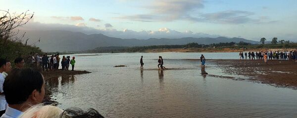 Lực lượng tìm kiếm cứu nạn các nạn nhân trong vụ chìm đò.  - Sputnik Việt Nam