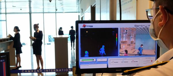 Khu vực đo thân nhiệt và kiểm tra y tế đối với hành khách quốc tế đến sân bay Cam Ranh (Khánh Hoà). - Sputnik Việt Nam