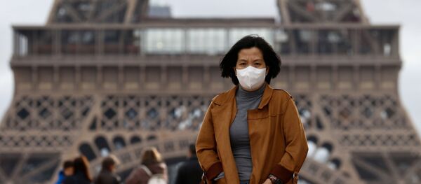 Một người phụ nữ đeo khẩu trang gần tháp Effeil ở Pháp Một người phụ nữ đeo khẩu trang gần tháp Effeil ở Pháp - Sputnik Việt Nam