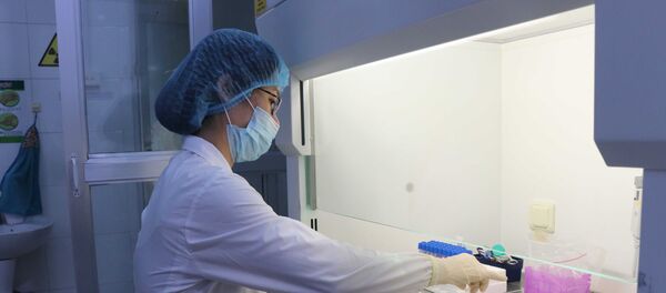  Các nhân viên y tế tại Trung tâm kiểm soát bệnh tật tỉnh Bắc Ninh làm công tác xét nghiệm.  - Sputnik Việt Nam