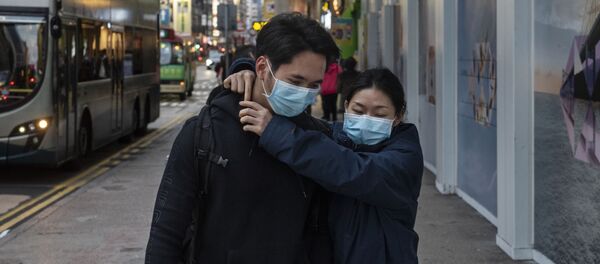 Cặp đôi trong mặt nạ y tế bảo vệ. Cặp đôi trong mặt nạ y tế bảo vệ. - Sputnik Việt Nam