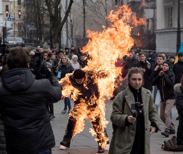 Người đàn ông tự thiêu trong cuộc biểu tình ở Kiev - Sputnik Việt Nam