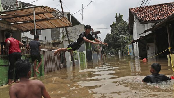 Hậu quả lũ lụt ở ngoại ô Jakarta, Indonesia - Sputnik Việt Nam