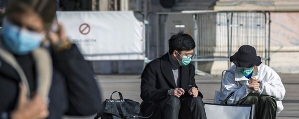 Khách du lịch trên một đường phố Milan Khách du lịch trên một đường phố Milan - Sputnik Việt Nam