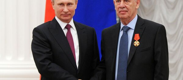 Tổng thống Nga Vladimir Putin và giám đốc thiết kế của Văn phòng thiết kế Sukhoi Rollan Martirosov. Tổng thống Nga Vladimir Putin và giám đốc thiết kế của Văn phòng thiết kế Sukhoi Rollan Martirosov. - Sputnik Việt Nam