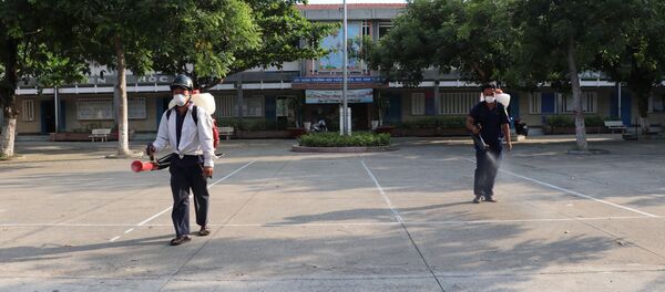 Phun thuốc tiêu độc, khử trùng tại trường Trung học cơ sở Thống Nhất, thành phố Tân An Phun thuốc tiêu độc, khử trùng tại trường Trung học cơ sở Thống Nhất, thành phố Tân An - Sputnik Việt Nam