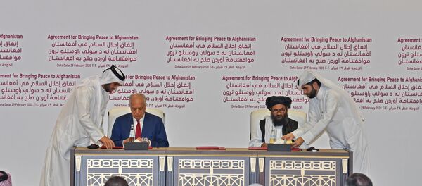 Thỏa thuận được ký kết bởi đặc phái viên của Mỹ Zalmay Khalilzad và Mullah Abdul Ghani Baradar, trưởng bộ phận ngoại giao của Taliban Thỏa thuận được ký kết bởi đặc phái viên của Mỹ Zalmay Khalilzad và Mullah Abdul Ghani Baradar, trưởng bộ phận ngoại giao của Taliban - Sputnik Việt Nam