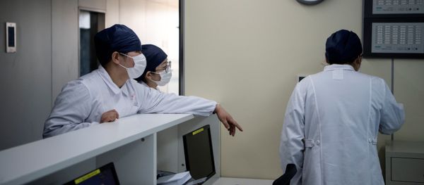 Y tá tại Trung tâm Y tế Thượng Hải - Sputnik Việt Nam