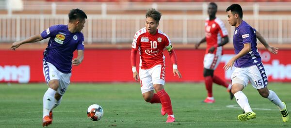 Pha tranh bóng giữa cầu thủ Câu lạc bộ Hà Nội (áo tím) và cầu thủ Câu lạc bộ Tp. Hồ Chí Minh (áo đỏ) trong trận trận Siêu cúp bóng đá Quốc gia tranh cúp Thaco 2019 - Sputnik Việt Nam