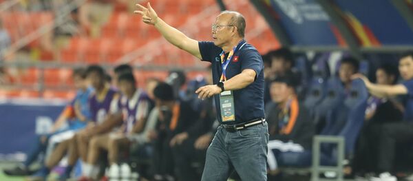 HLV Park Hang Seo chỉ đạo các cầu thủ từ khu vực kỹ thuật - Sputnik Việt Nam