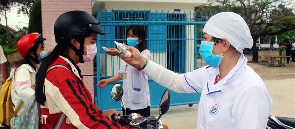 Đo thân nhiệt cho học sinh trường THPT Lê Hồng Phong (huyện Tây Hòa) trước khi vào trường. Đo thân nhiệt cho học sinh trường THPT Lê Hồng Phong (huyện Tây Hòa) trước khi vào trường. - Sputnik Việt Nam