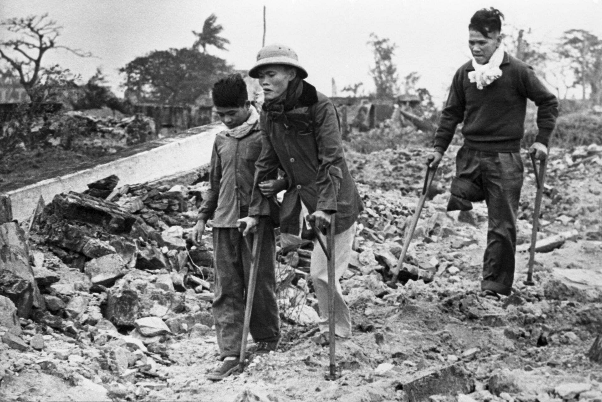 Chiến tranh ở Việt Nam (1964-1975). Các cư dân Việt Nam bị thiệt hại vì những trận ném bom của máy bay Mỹ Chiến tranh ở Việt Nam (1964-1975). Các cư dân Việt Nam bị thiệt hại vì những trận ném bom của máy bay Mỹ - Sputnik Việt Nam, 1920, 30.04.2025